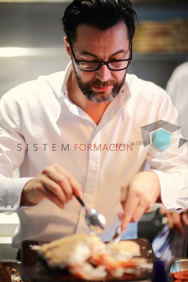 Formación profesional de cocina con chef trabajando en una preparación gastronómica